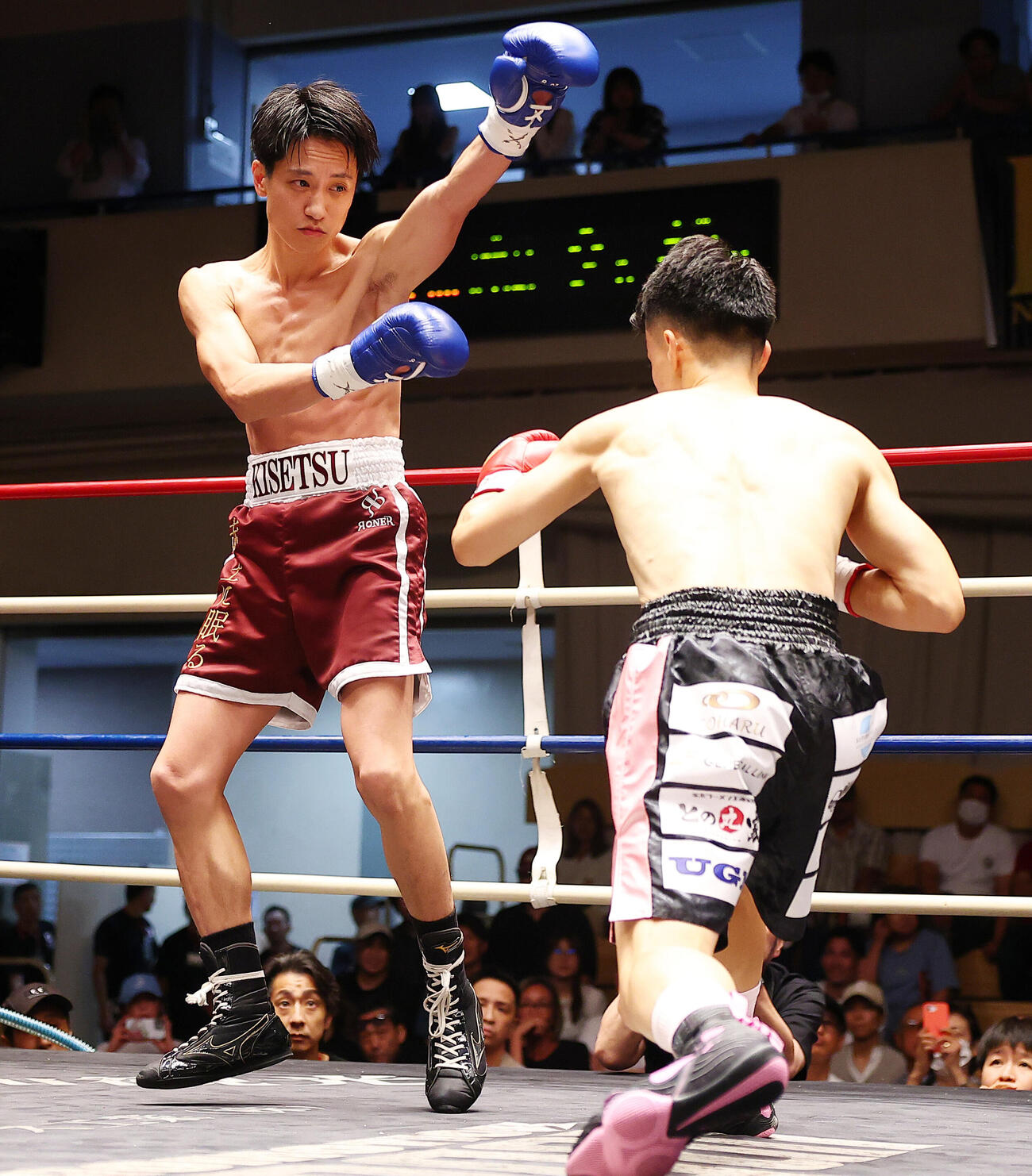 スーパーバンタム級4回戦　1回、松村航（右）のパンチをかわす藤原季節（撮影・野上伸悟）