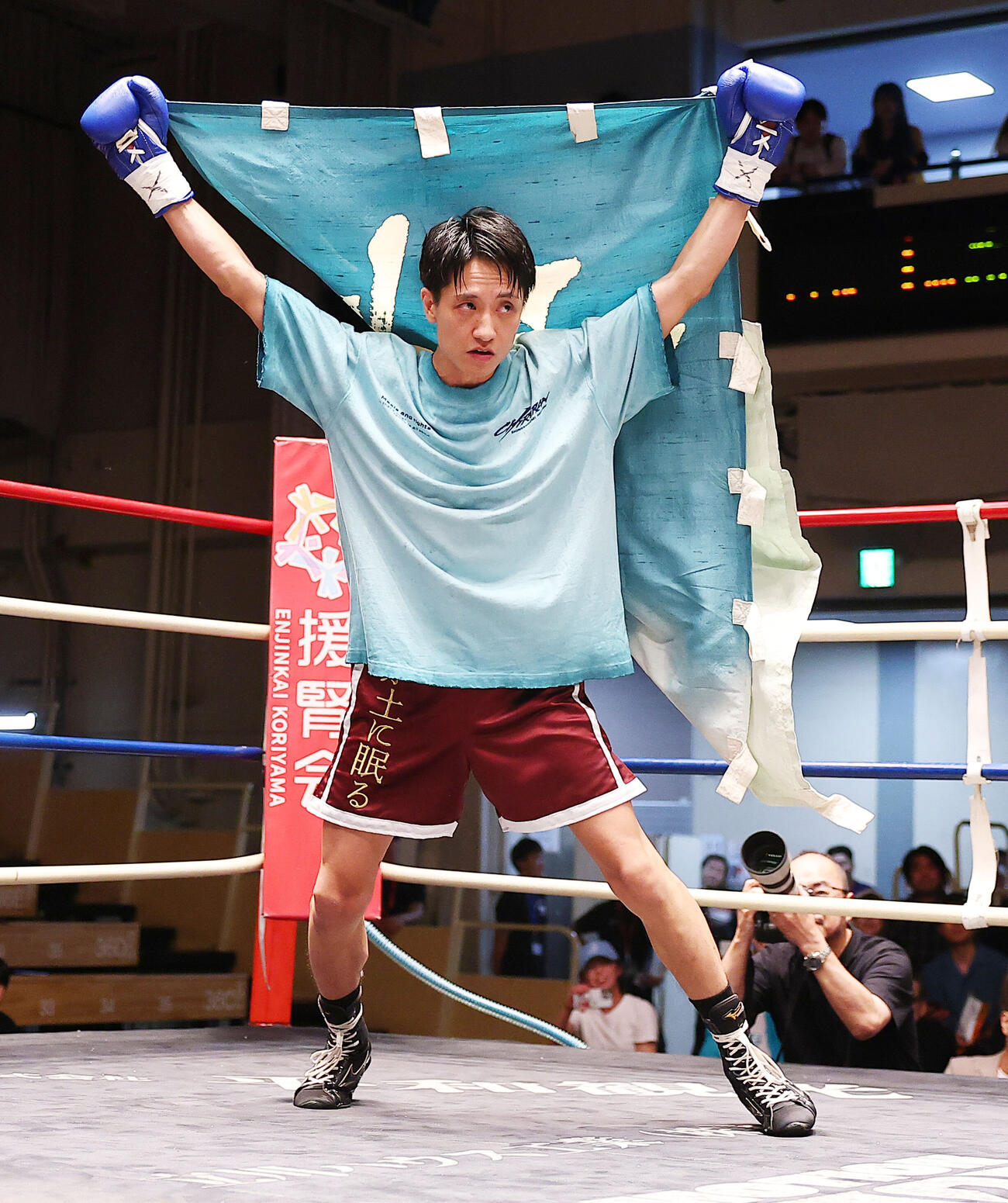 スーパーバンタム級4回戦　リングに上がる藤原季節（撮影・野上伸悟）