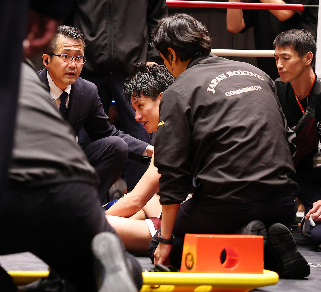 スーパーバンタム級4回戦　1回、松村航にTKO負けを喫した藤原季節（撮影・野上伸悟）