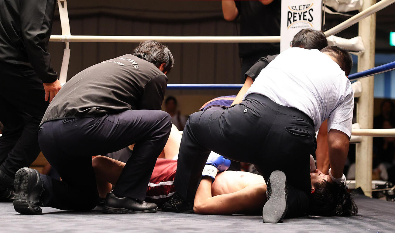 スーパーバンタム級4回戦　1回、松村航にTKO負けを喫した藤原季節（撮影・野上伸悟）