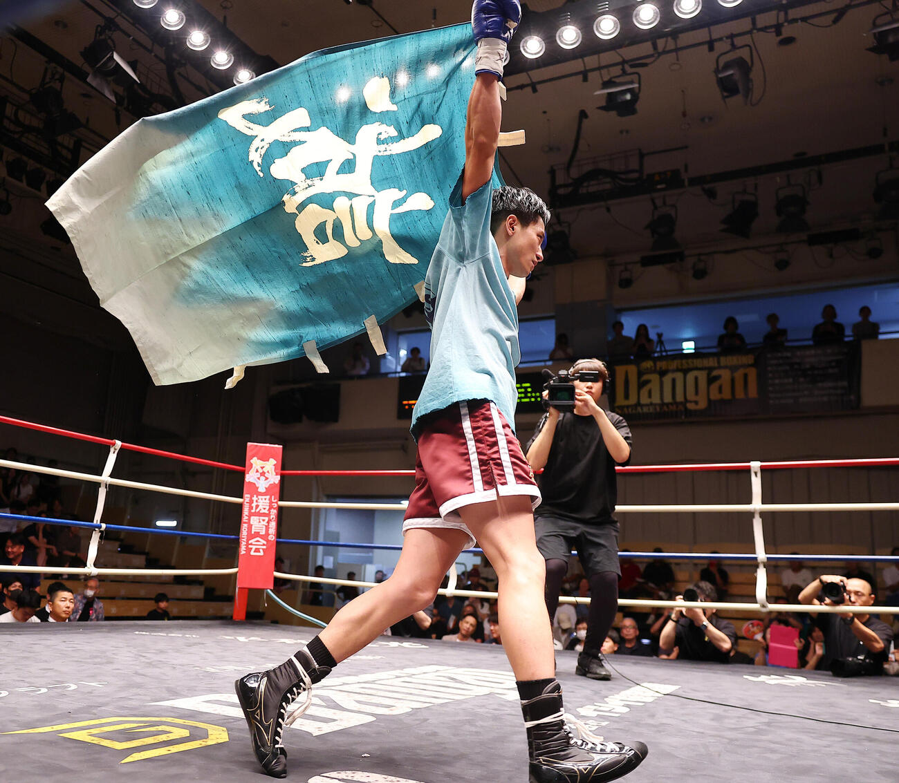 スーパーバンタム級4回戦　リングに上がる藤原季節（撮影・野上伸悟）
