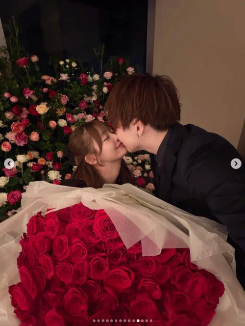 人気カップルYouTuber、破局経て婚約 復縁5年の記念日にプロポーズ