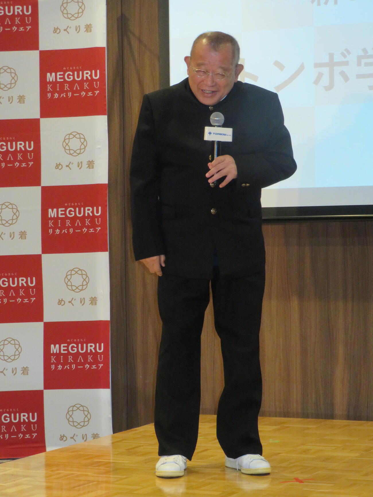 新TVCM発表会「トンボ学園特別授業」に、学生服を着て登場した笑福亭鶴瓶（撮影・村上幸将）