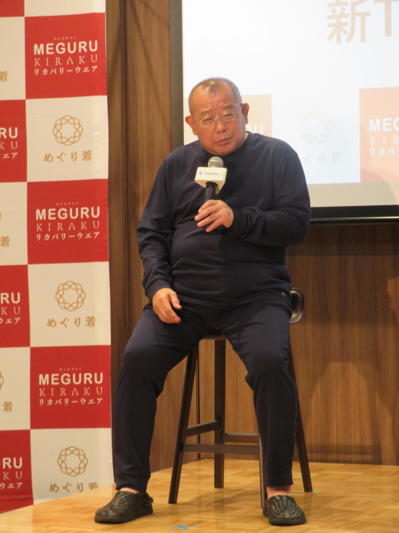新TVCM発表会「トンボ学園特別授業」でリカバリーウエアに着替えた笑福亭鶴瓶（撮影・村上幸将）