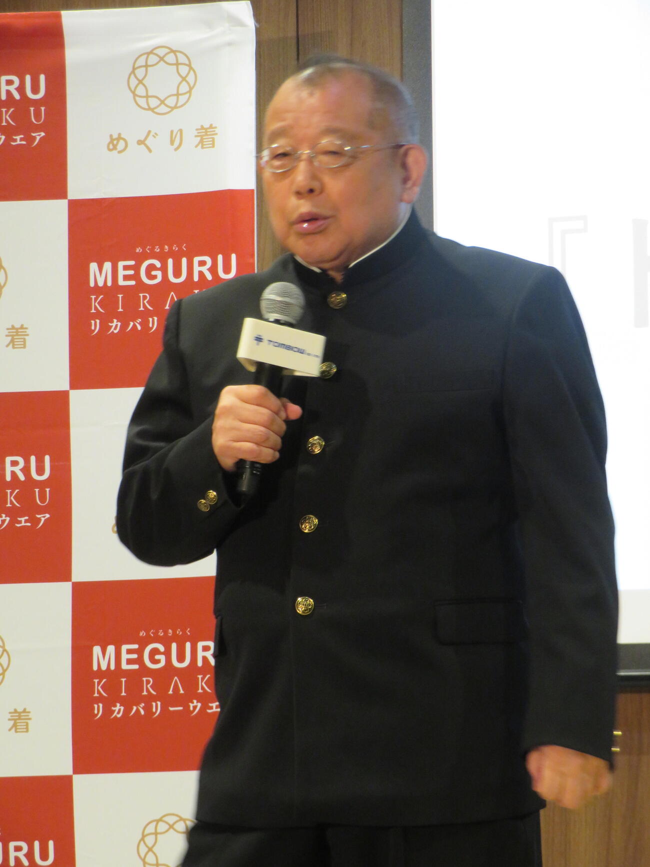 新TVCM発表会「トンボ学園特別授業」に、学生服を着て登場した笑福亭鶴瓶（撮影・村上幸将）