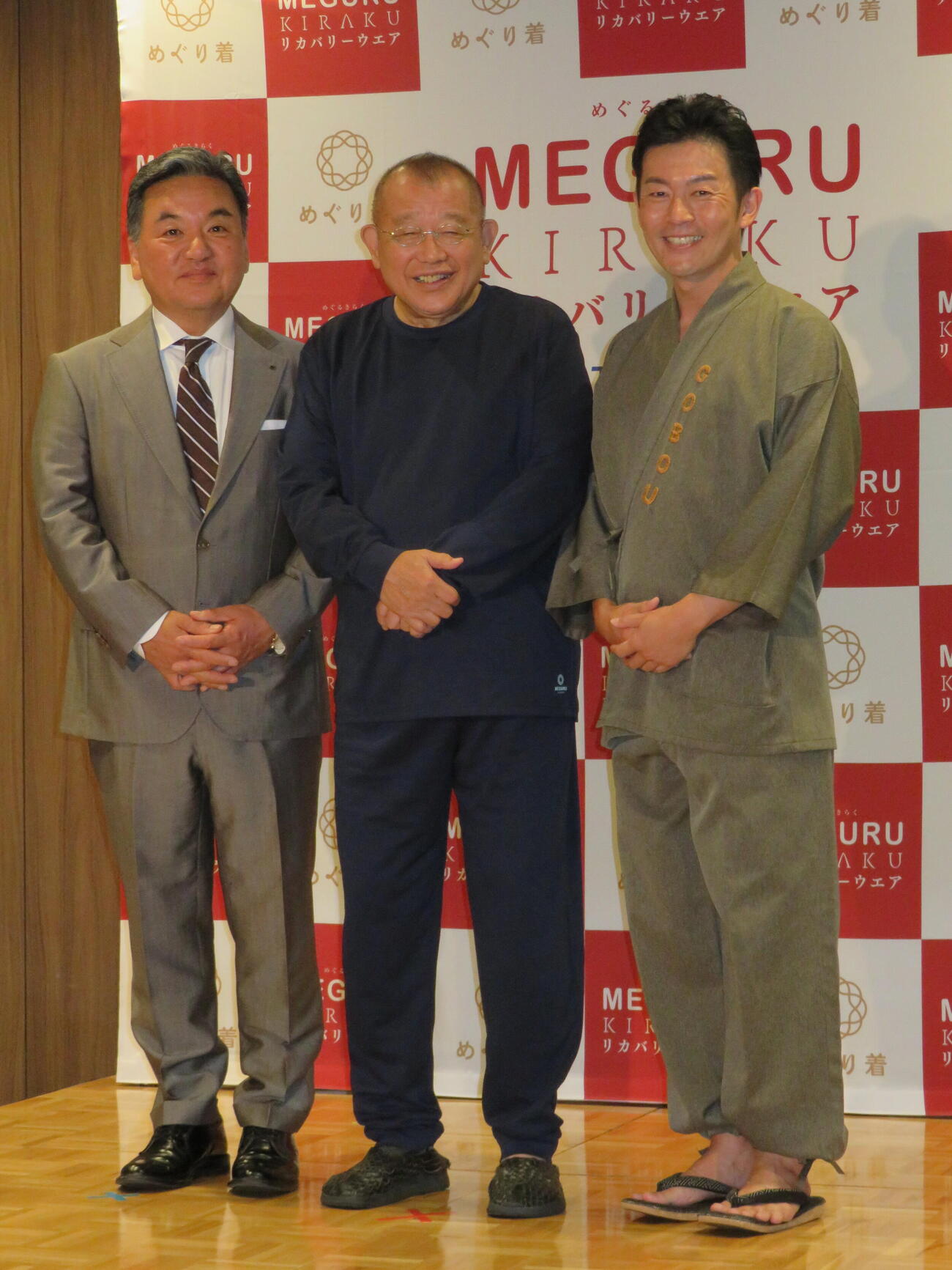 トンボ「MEGURU KIRAKU（めぐるきらく）リカバリーウエア」新TVCM発表会「トンボ学園特別授業」に登壇した、左から藤原竜也社長、笑福亭鶴瓶、ごぼう先生（撮影・村上幸将）