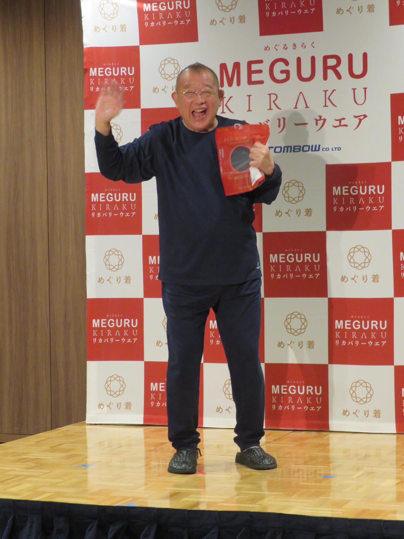 トンボ「MEGURU KIRAKU（めぐるきらく）リカバリーウエア」新TVCM発表会「トンボ学園特別授業」で手を振る笑福亭鶴瓶（撮影・村上幸将）