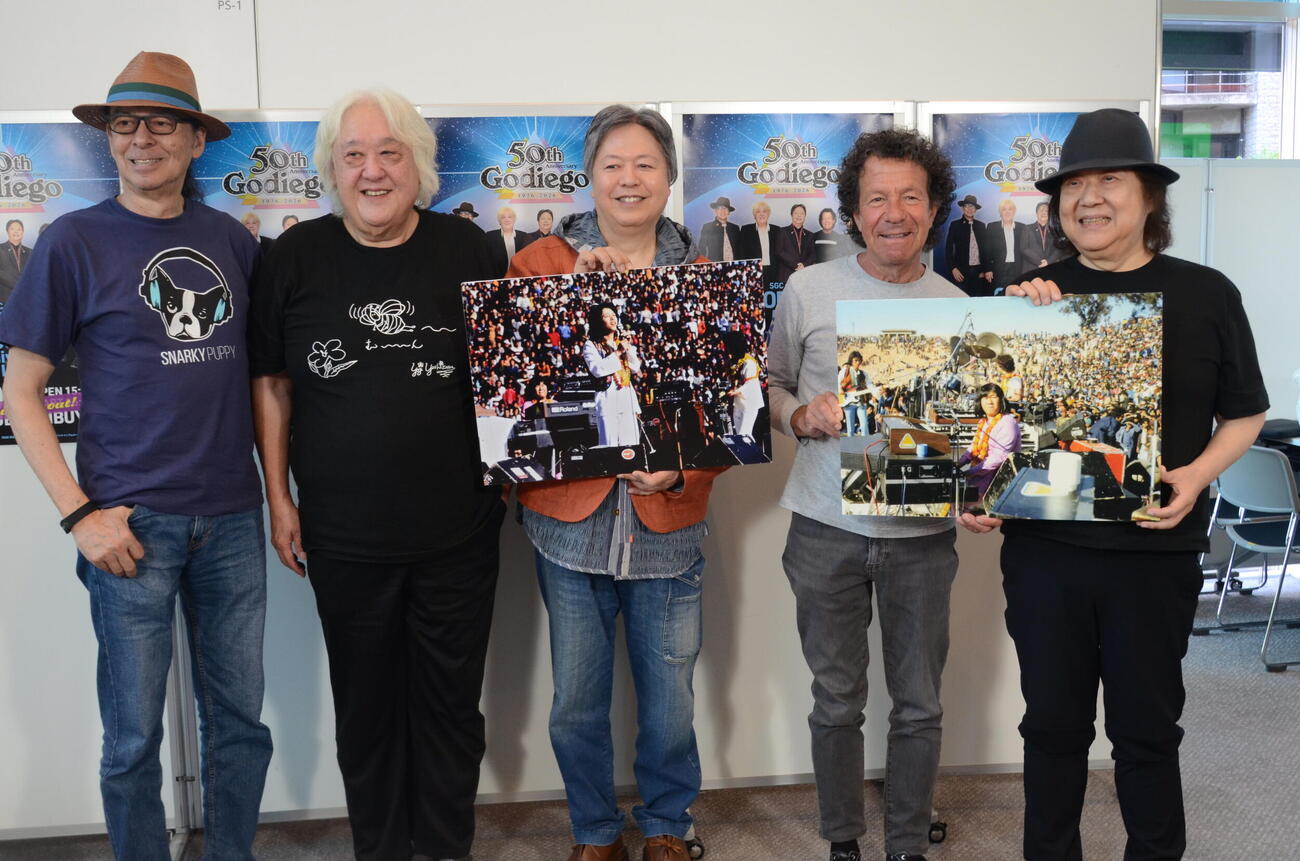 2026年5月、1980年のネパール・カトマンズ公演の写真を持って、ライブ前に会見したゴダイゴのメンバー。左からスティーブ・フォックス、吉澤洋治、タケカワユキヒデ、トミー・スナイダー、ミッキー吉野