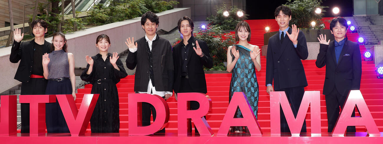 日テレ10月期ドラマ合同制作発表会見に参加したキャスト、左からチ・チャンウク、今田美桜、伊藤沙莉、大泉洋、山下智久、志田彩良、福士蒼汰、風間俊介（撮影・中島郁夫）