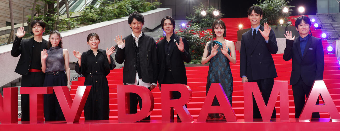 日テレ10月期ドラマ合同制作発表会見に参加したキャスト、左からチ・チャンウク、今田美桜、伊藤沙莉、大泉洋、山下智久、志田彩良、福士蒼汰、風間俊介（撮影・中島郁夫）