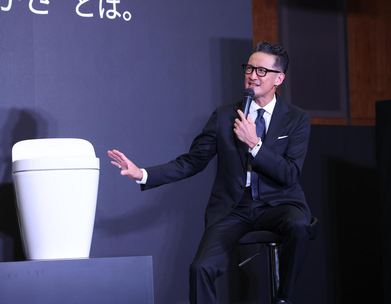 新製品発表会に登壇し新しいトイレについて話す松岡昌宏（撮影・増田悦実）