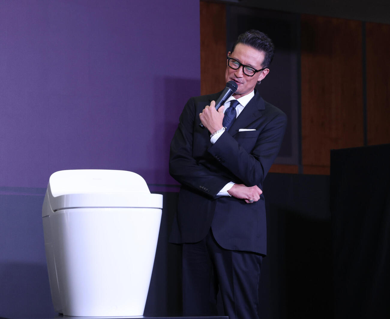 新製品発表会に登壇し、お披露目されたトイレについて話す松岡昌宏（撮影・増田悦実）