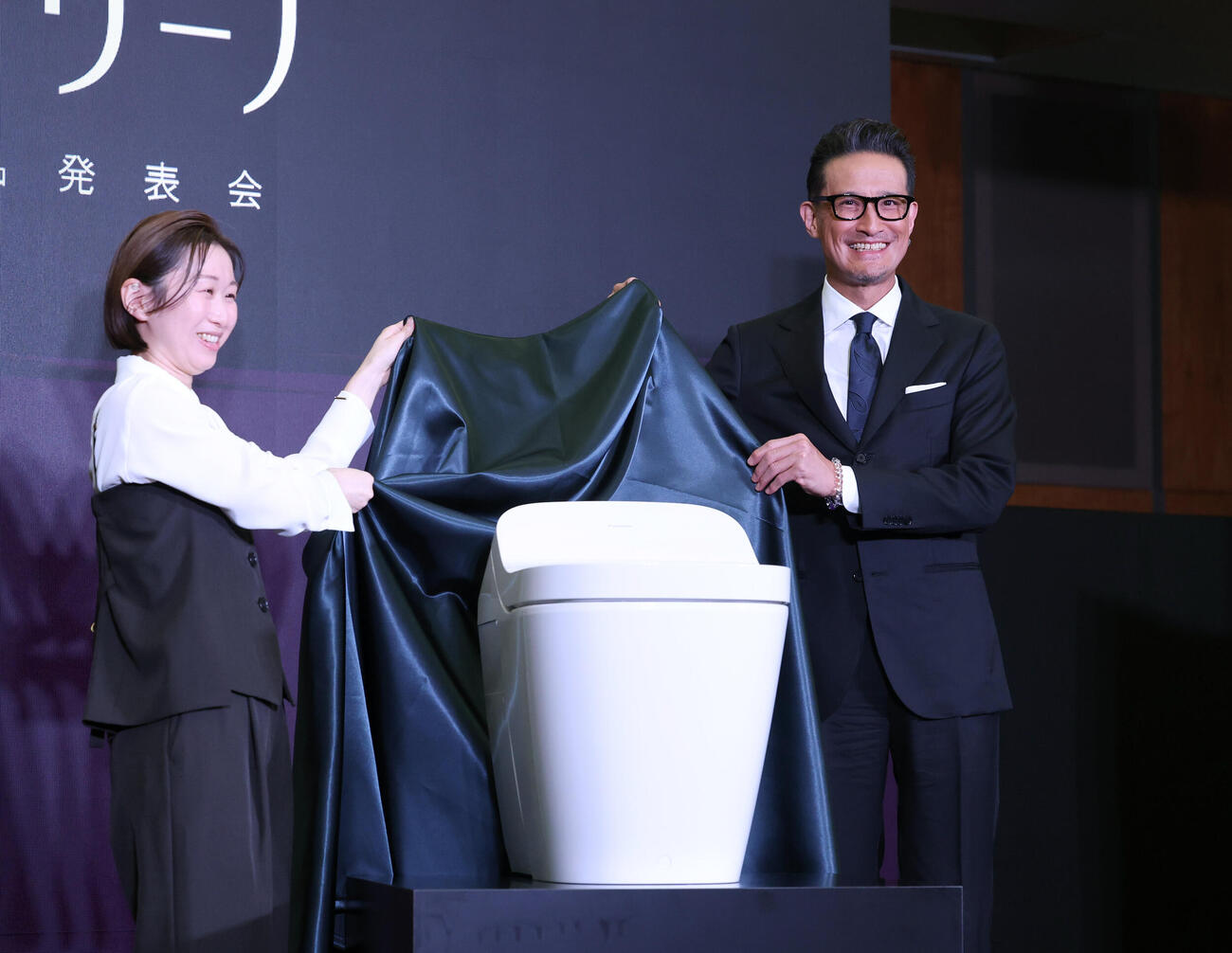 新製品発表会に登壇しトイレ企画部商品企画課福永奈央課長（左）とトイレをお披露目する松岡昌宏（撮影・増田悦実）