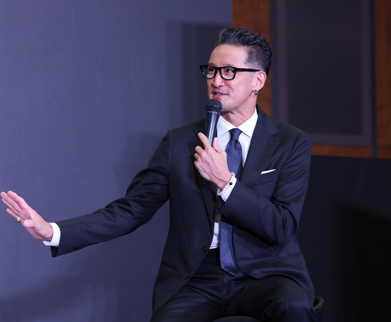 新製品発表会に登壇し新しいトイレについて話す松岡昌宏（撮影・増田悦実）