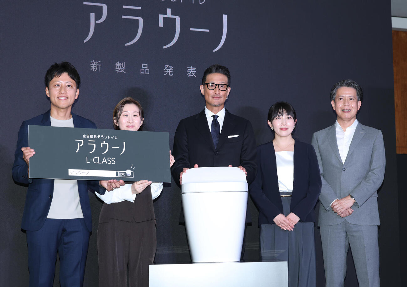 新製品発表会に登壇し目線を向ける左から樋上紘司トイレ営業企画課長、福永奈央商品企画課長、松岡昌宏、営業推進部トイレ営業課川村美帆、窪井健司国内マーケティング統括部長（撮影・増田悦実）