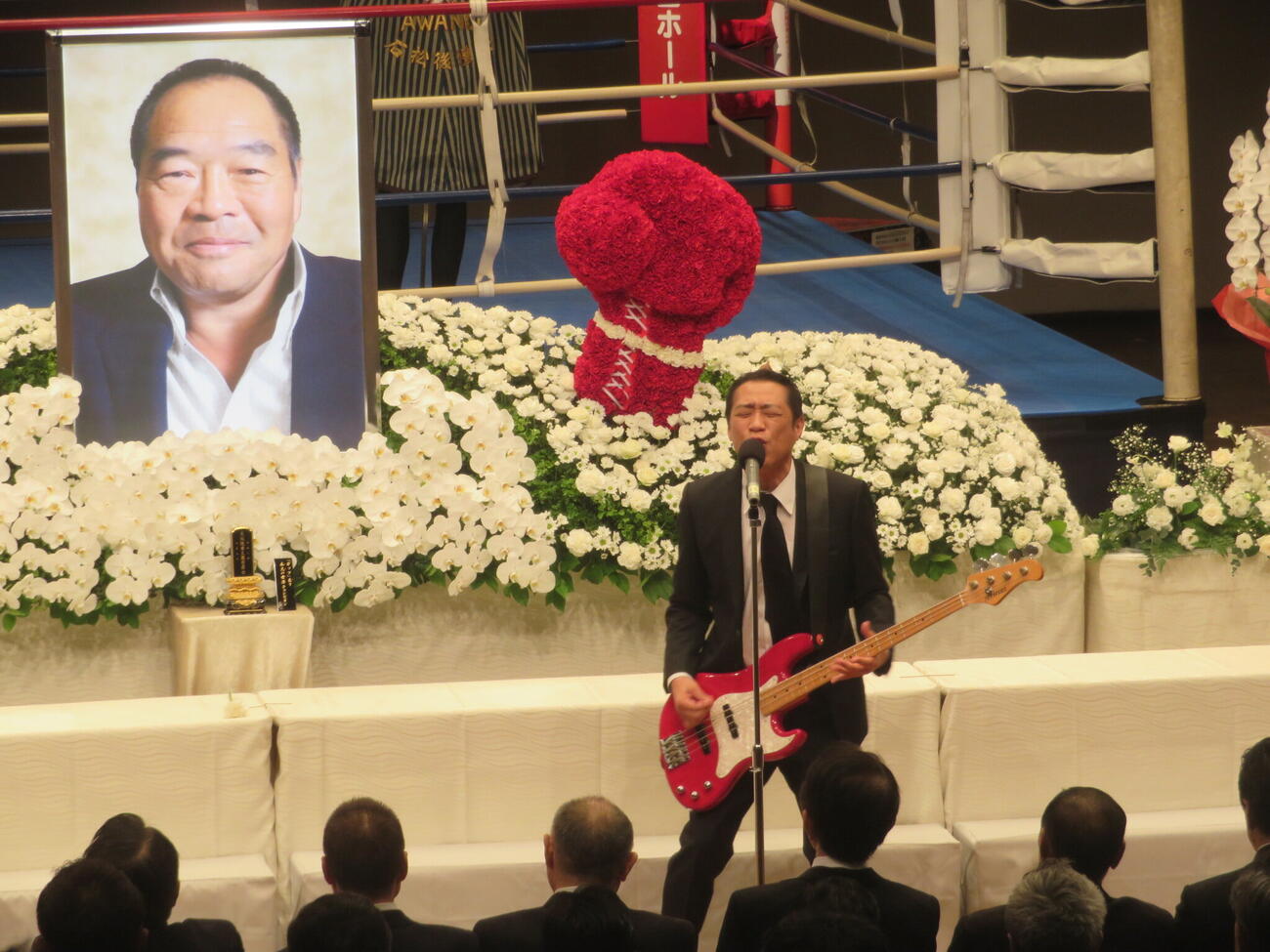「ガッツ石松さんお別れの会」で「伝説の男ビバガッツ」を披露するはなわ（撮影・川田和博）
