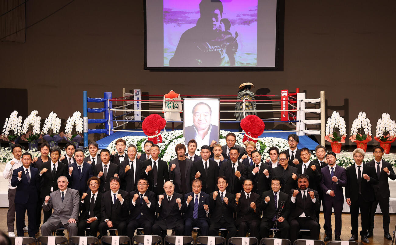ガッツ石松さん「お別れの会」で、祭壇の前で記念撮影する日本の歴代世界王者（撮影・野上伸悟）