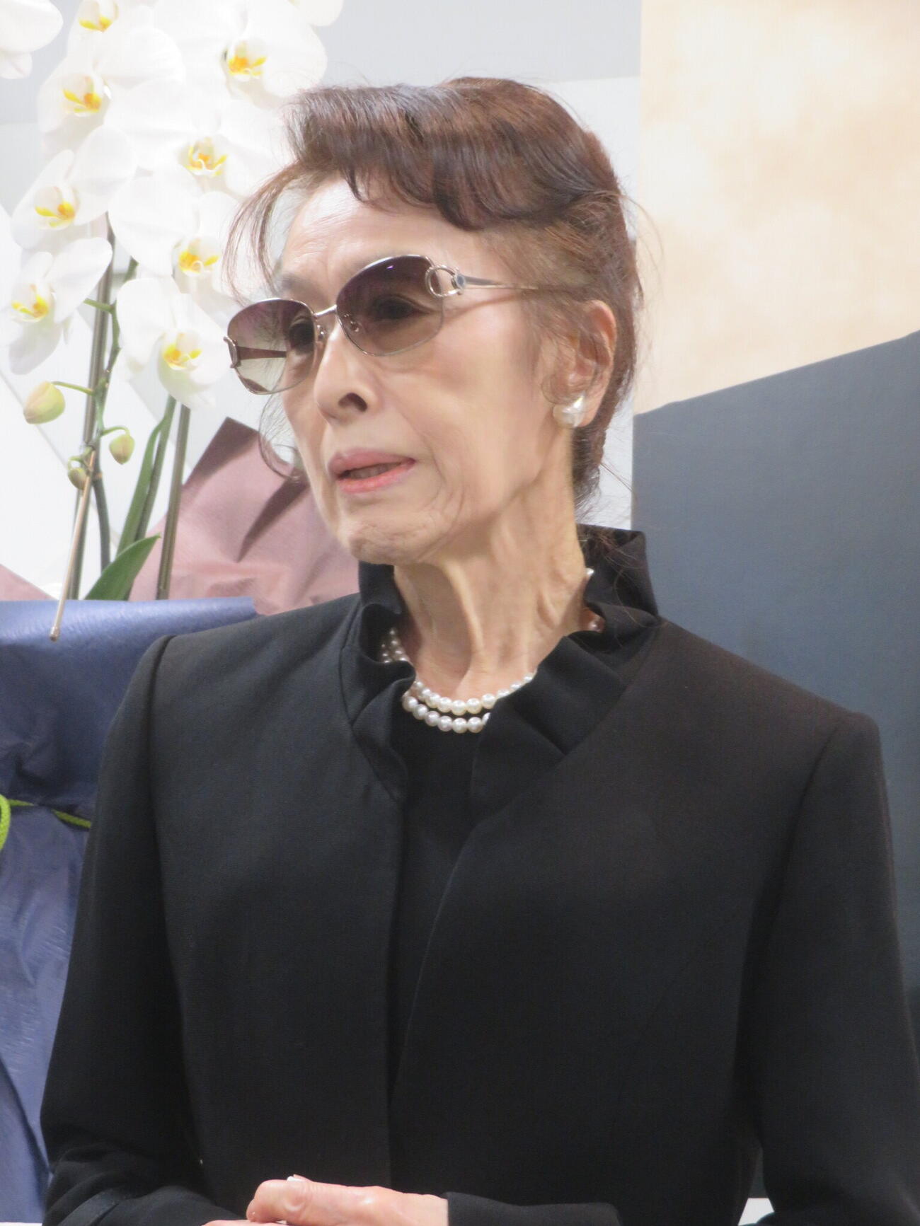 「ガッツ石松さんお別れの会」の参列後、取材に応じる栗原小巻（撮影・川田和博）