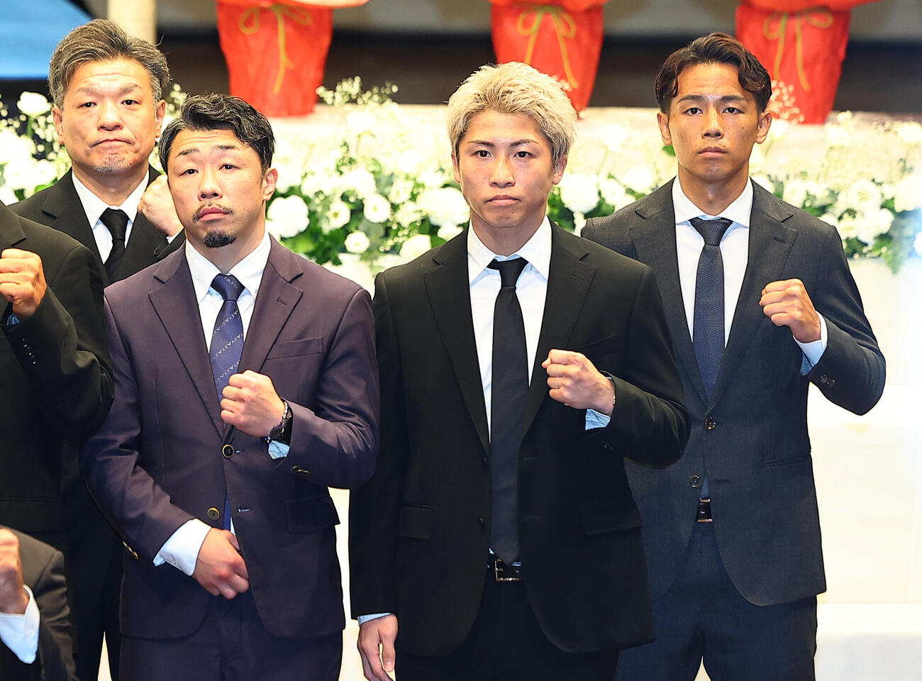 ガッツ石松さん「お別れの会」で、ガッツポーズで記念撮影する、左から川島郭志、八重樫東、井上尚弥、武居由樹（撮影・野上伸悟）