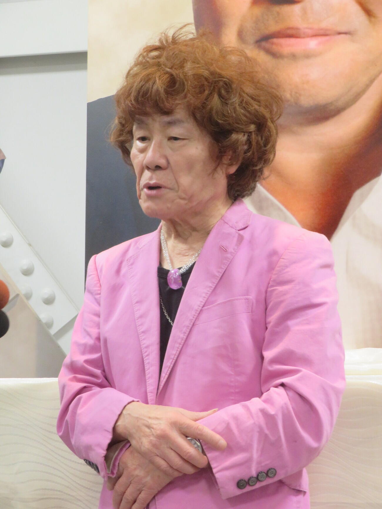 「ガッツ石松さんお別れの会」の参列後、取材に応じる林家ペー（撮影・川田和博）