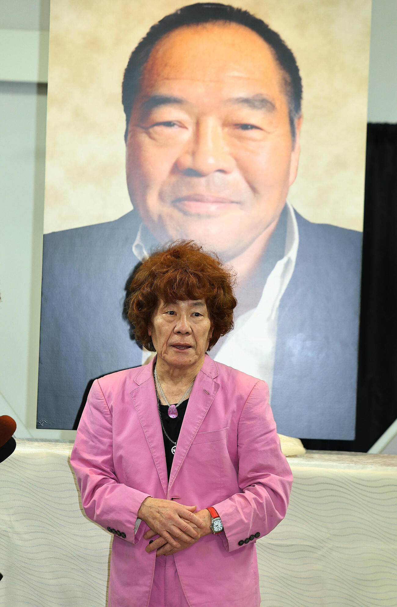 ガッツ石松さん「お別れの会」に参列し、思い出を語る林家ペーは、遺影の前でガッツポーズ（撮影・野上伸悟）
