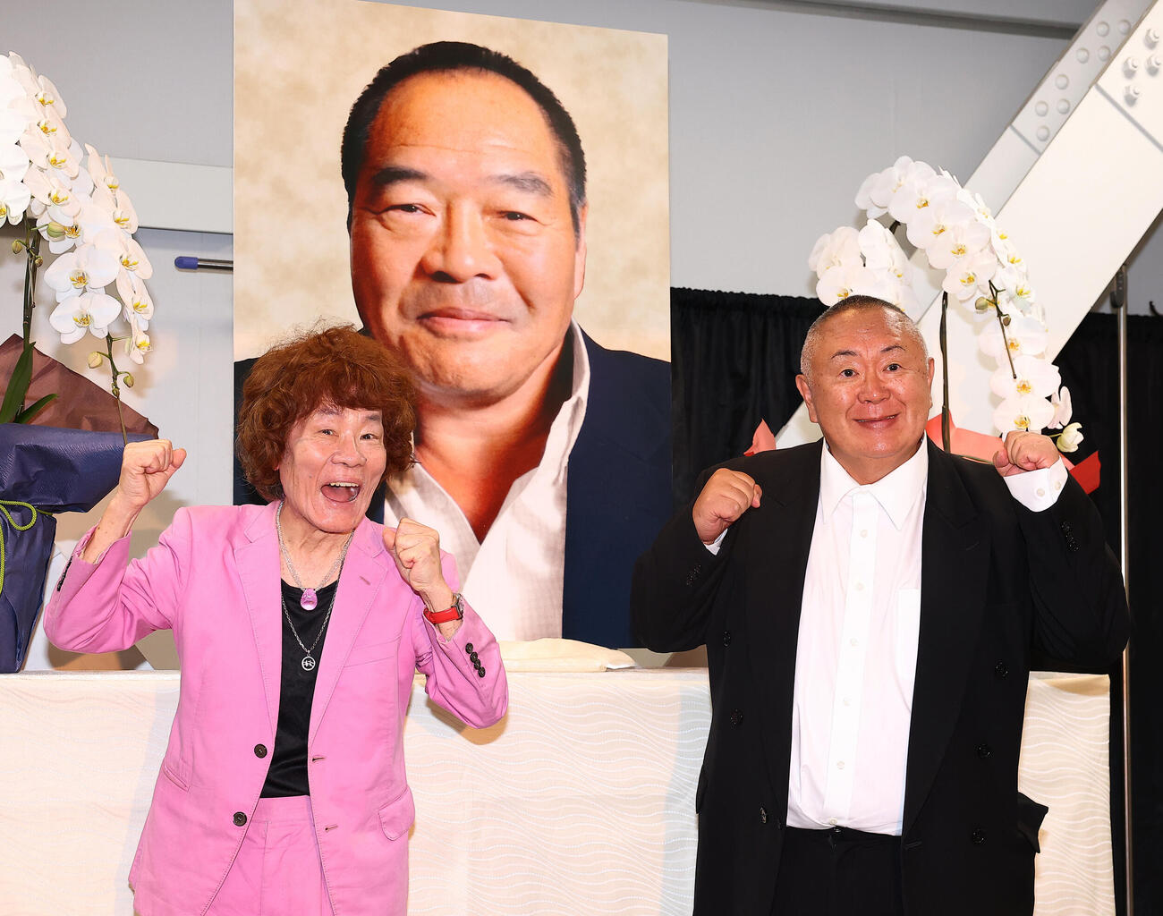 ガッツ石松さん「お別れの会」に参列した林家ペー（左）と松村邦洋は、遺影の前でガッツポーズ（撮影・野上伸悟）