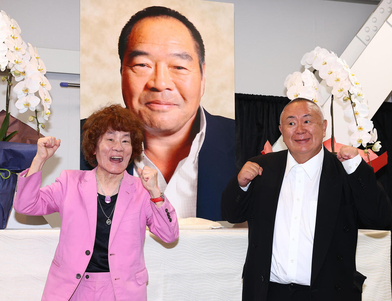 ガッツ石松さん「お別れの会」に参列した林家ペー（左）と松村邦洋は、遺影の前でガッツポーズ（撮影・野上伸悟）