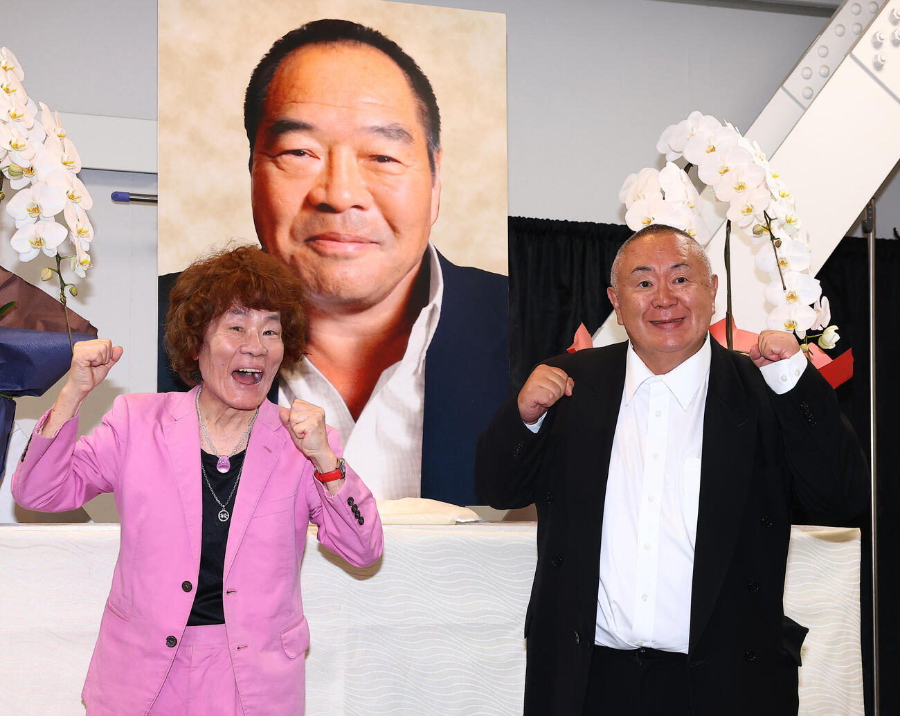 ガッツ石松さん「お別れの会」に参列した林家ペー（左）と松村邦洋は、遺影の前でガッツポーズ（撮影・野上伸悟）