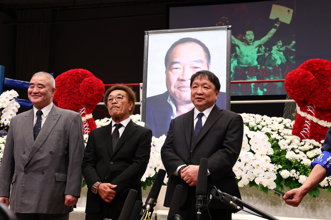 ガッツ石松さん「お別れの会」で、思い出を語る、左からガッツ石松さん「お別れの会」プロボクシング世界チャンピオン会の浜田剛史会長、具志堅用高氏、ヨネクラボクシングジムOB代表の大橋秀行氏（撮影・野上伸悟）