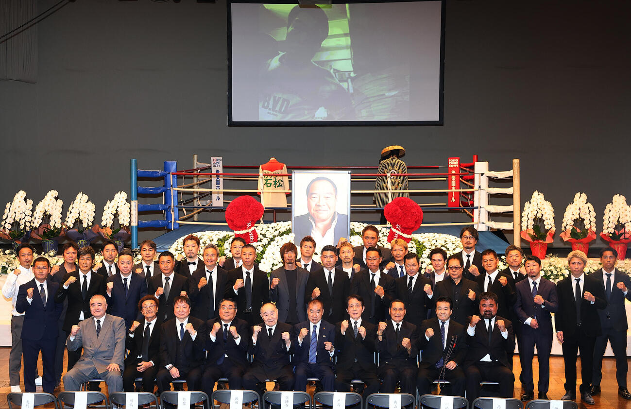 ガッツ石松さん「お別れの会」で、祭壇の前で記念撮影する日本の歴代世界王者（撮影・野上伸悟）