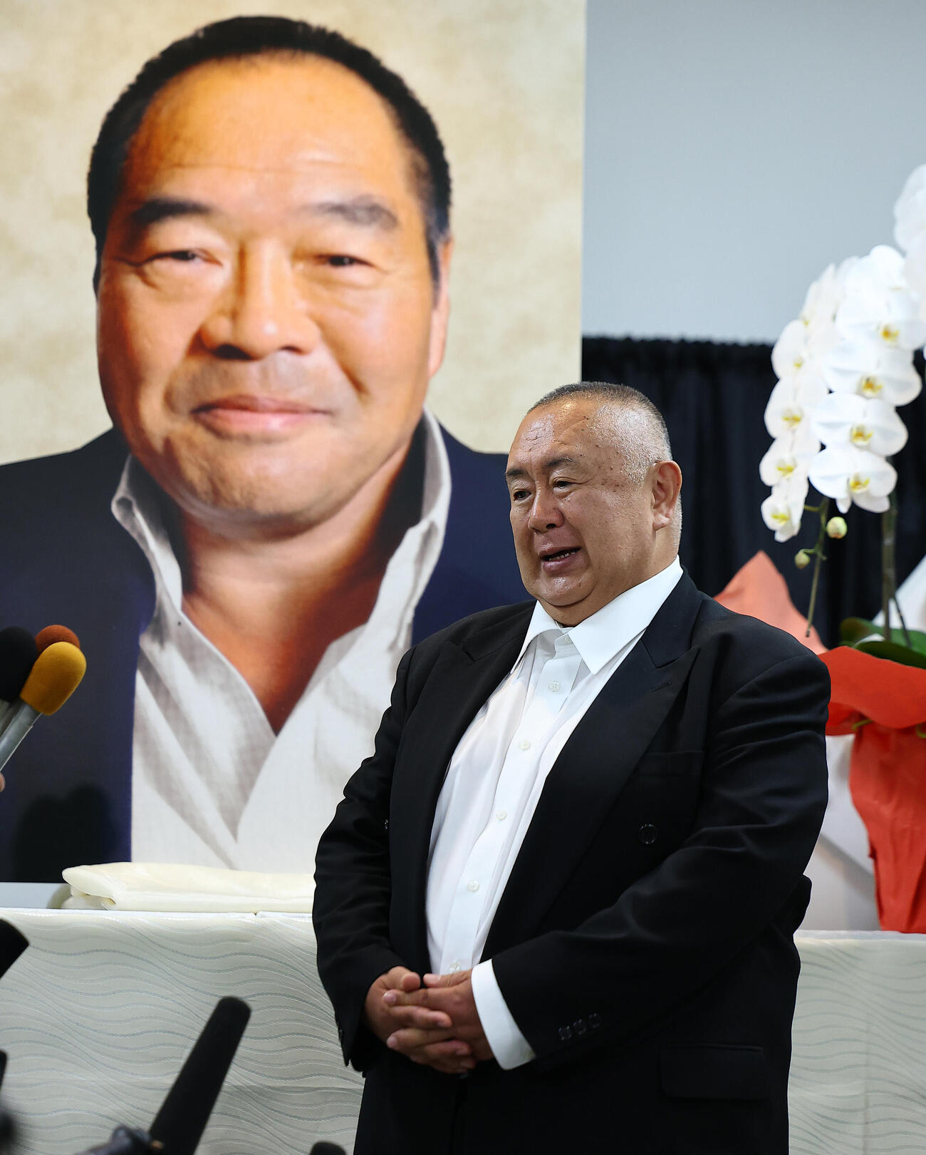 ガッツ石松さん「お別れの会」に参列し、思い出を語る松村邦洋は、遺影の前でガッツポーズ（撮影・野上伸悟）