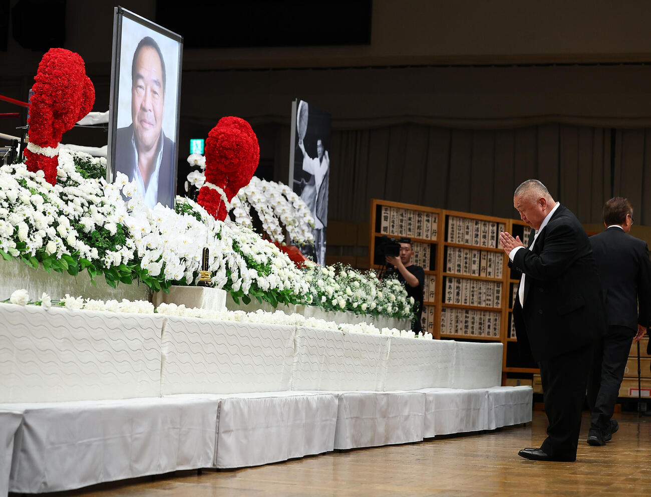 ガッツ石松さん「お別れの会」に参列した松村邦洋は、遺影の前でガッツポーズ（撮影・野上伸悟）