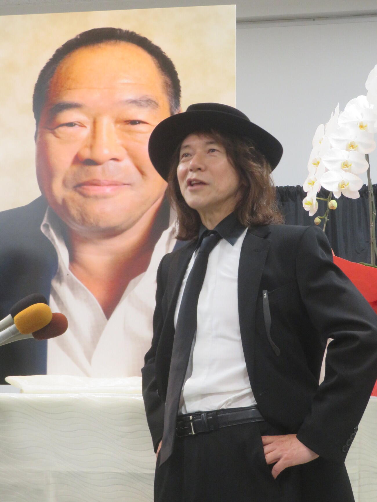 「ガッツ石松さんお別れの会」の参列後、取材に応じるダイアモンド☆ユカイ（撮影・川田和博）