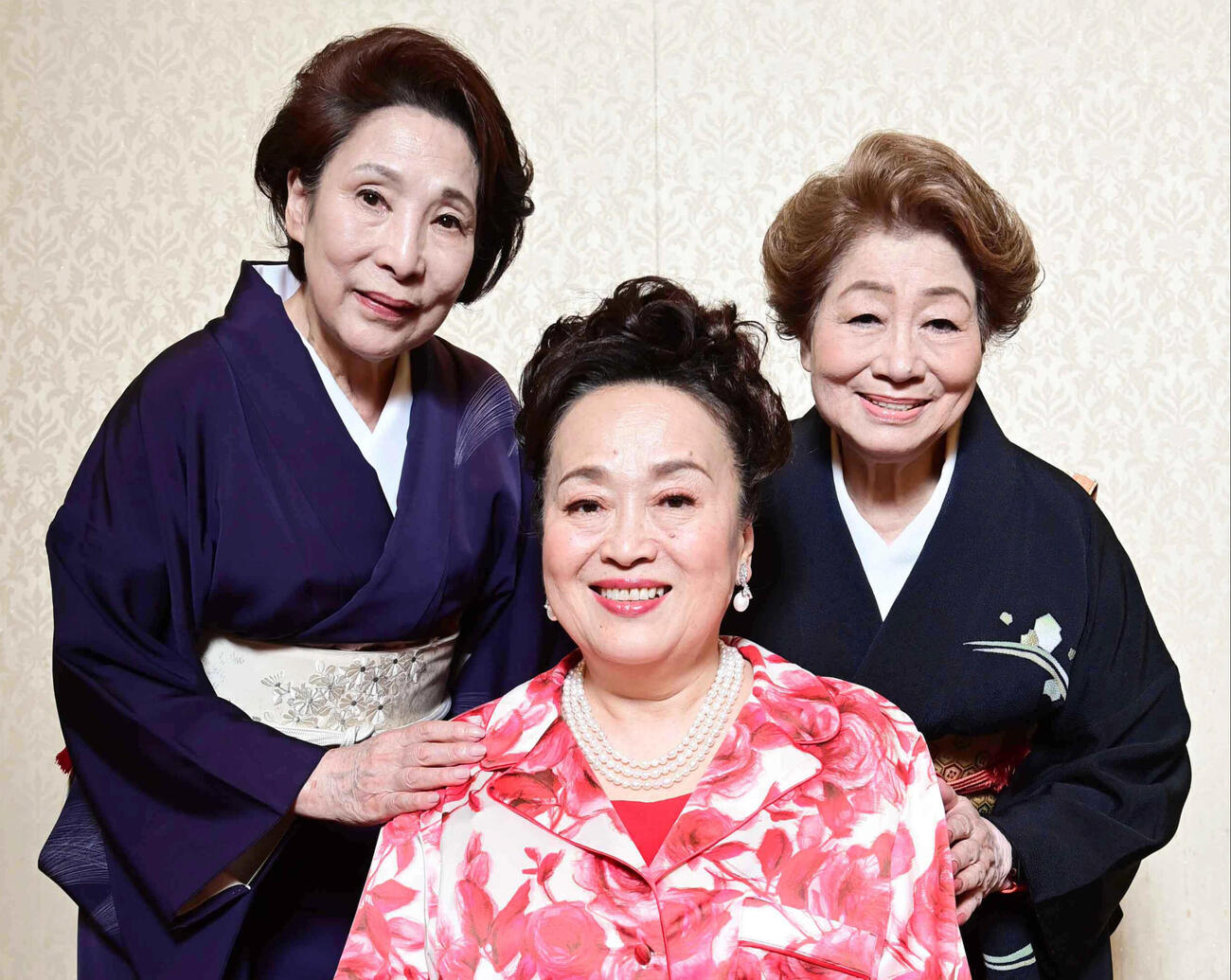 新派135年記念6月喜劇公演「三婆」で共演する、左から波乃久里子、渡辺えり、水谷八重子さん（2023年4月撮影）
