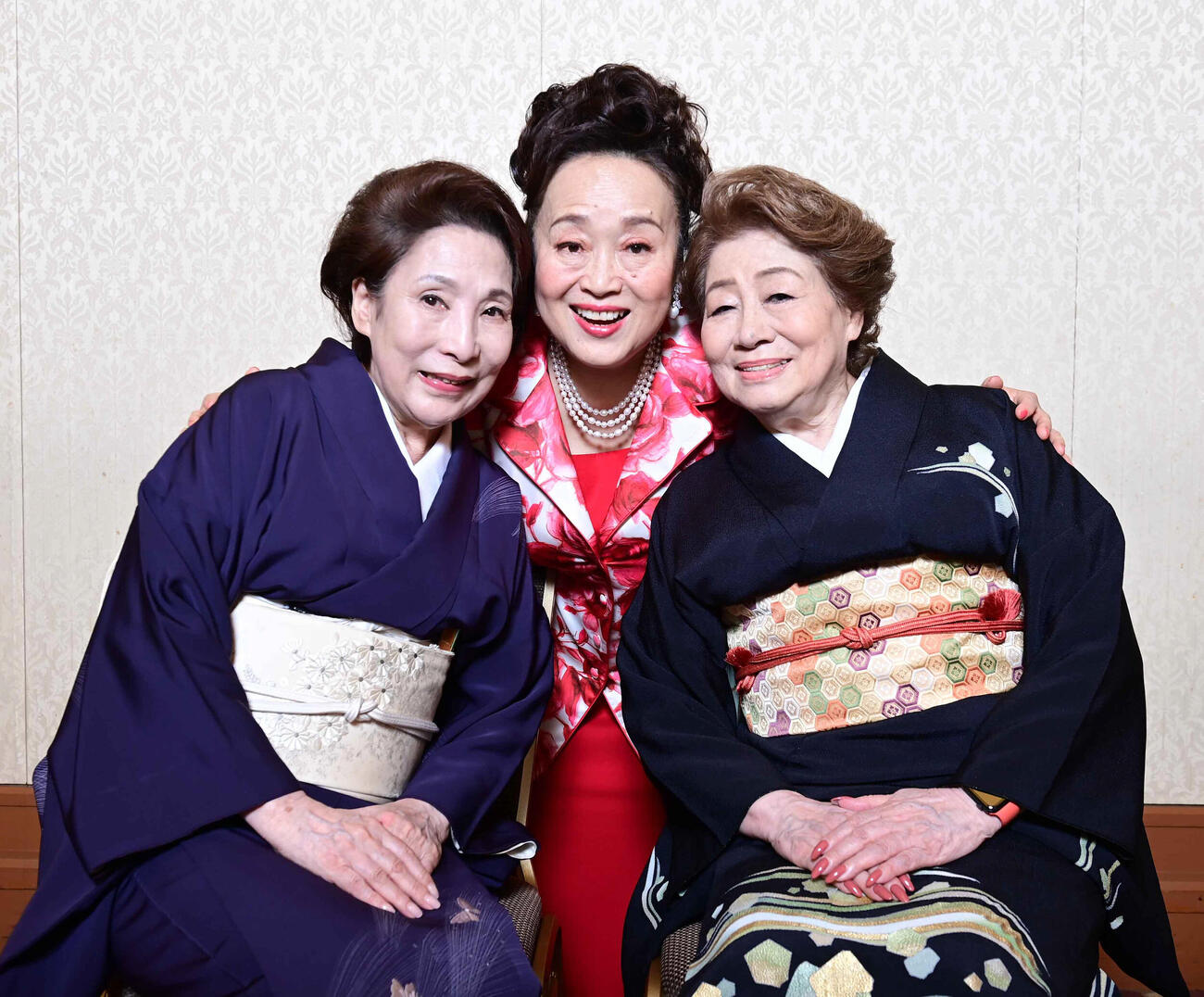 新派135年記念6月喜劇公演「三婆」で共演する、左から波乃久里子、渡辺えり、水谷八重子さん（2023年4月撮影）