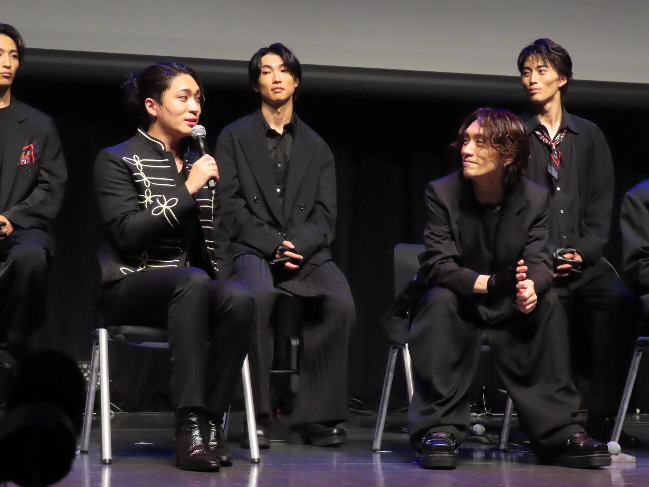 「THE ALUCARD SHOW」制作発表に出席した松下優也（前列左）と平間壮一（同右）（撮影・鎌田良美）