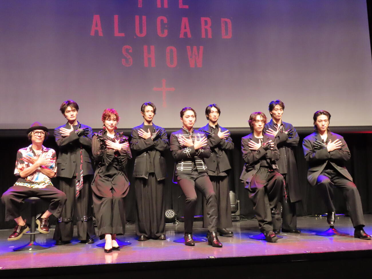 「THE ALUCARD SHOW」制作発表に出席した、左から河原雅彦氏、瀧澤翼、彩風咲奈、赤名竜乃介、松下優也、滝澤諒、平間壮一、山野光、SANTA（撮影・鎌田良美）