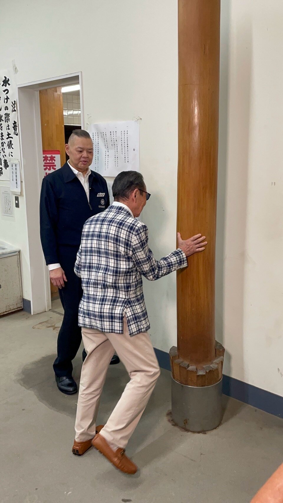 両国国技館の非公開エリアに潜入取材したタモリ