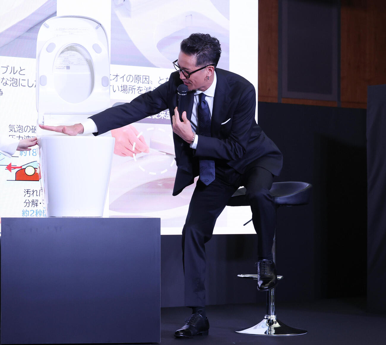 新製品発表会に登壇し、新しいトイレの魅力を話す松岡昌宏（撮影・増田悦実）