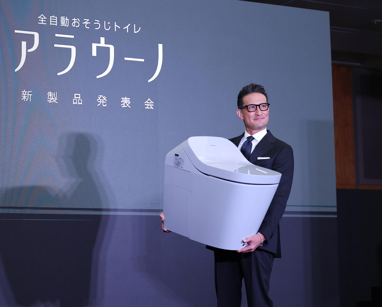 新製品発表会に登壇し、トイレを持ち笑顔を見せる松岡昌宏（撮影・増田悦実）