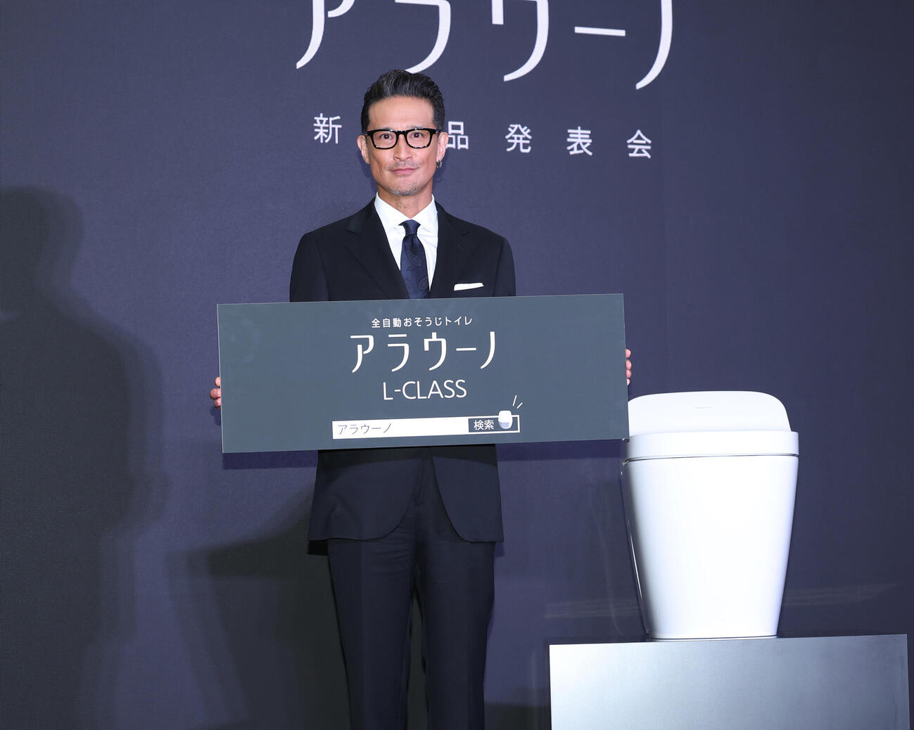 新製品発表会に登壇し目線を向ける松岡昌宏（撮影・増田悦実）