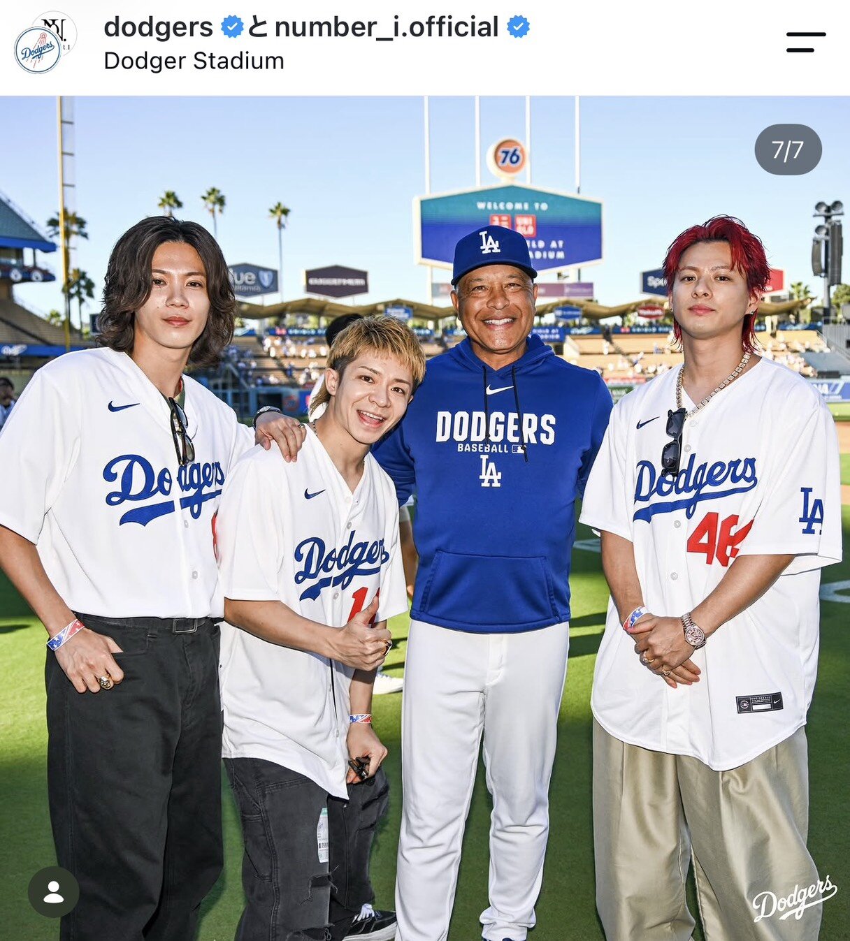 ドジャース公式インスタグラムで公開された、カージナルス戦で始球式を務めたNumber＿iメンバーとロバーツ監督（左から3人目）の記念写真
