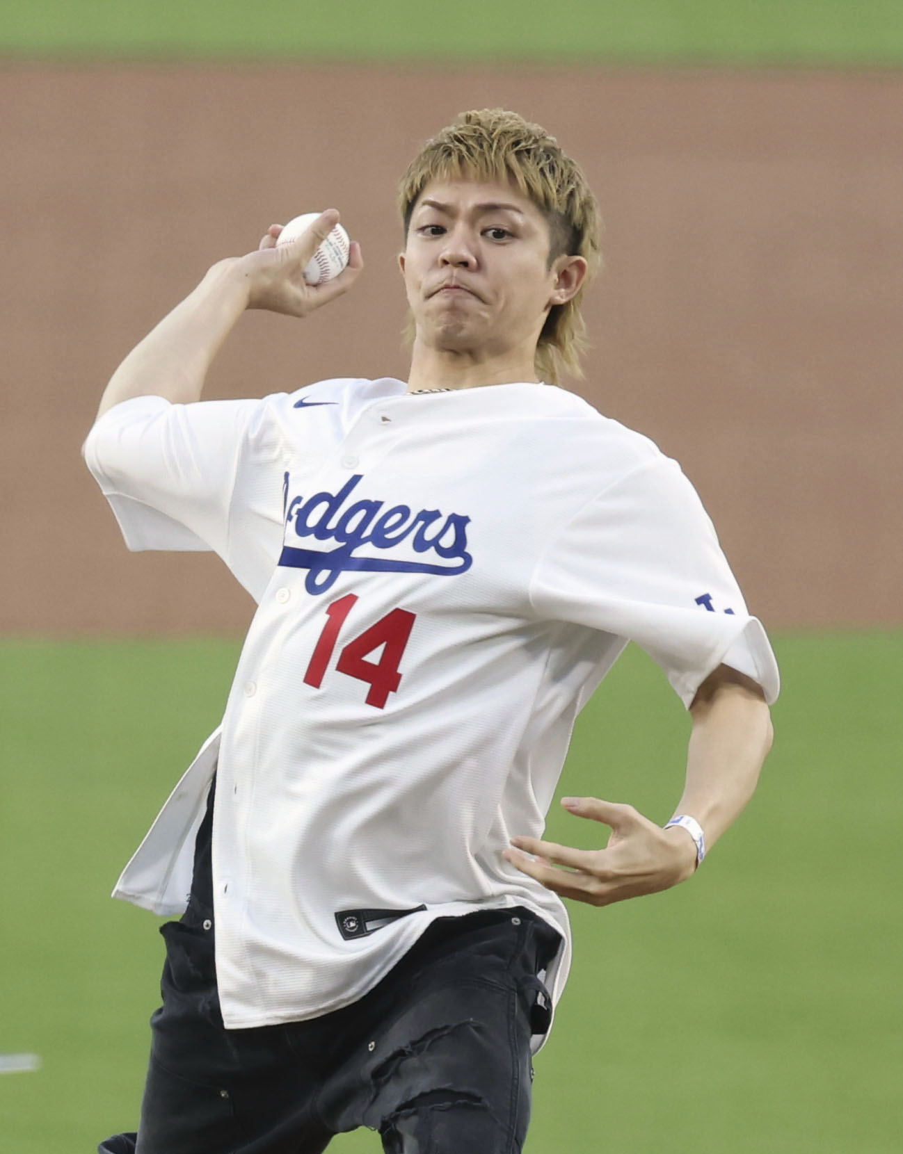 米大リーグ、ドジャース－カージナルス戦で始球式を務めるダンスボーカルグループ「Number＿i（ナンバーアイ）」の岸優太さん＝ロサンゼルス（共同）