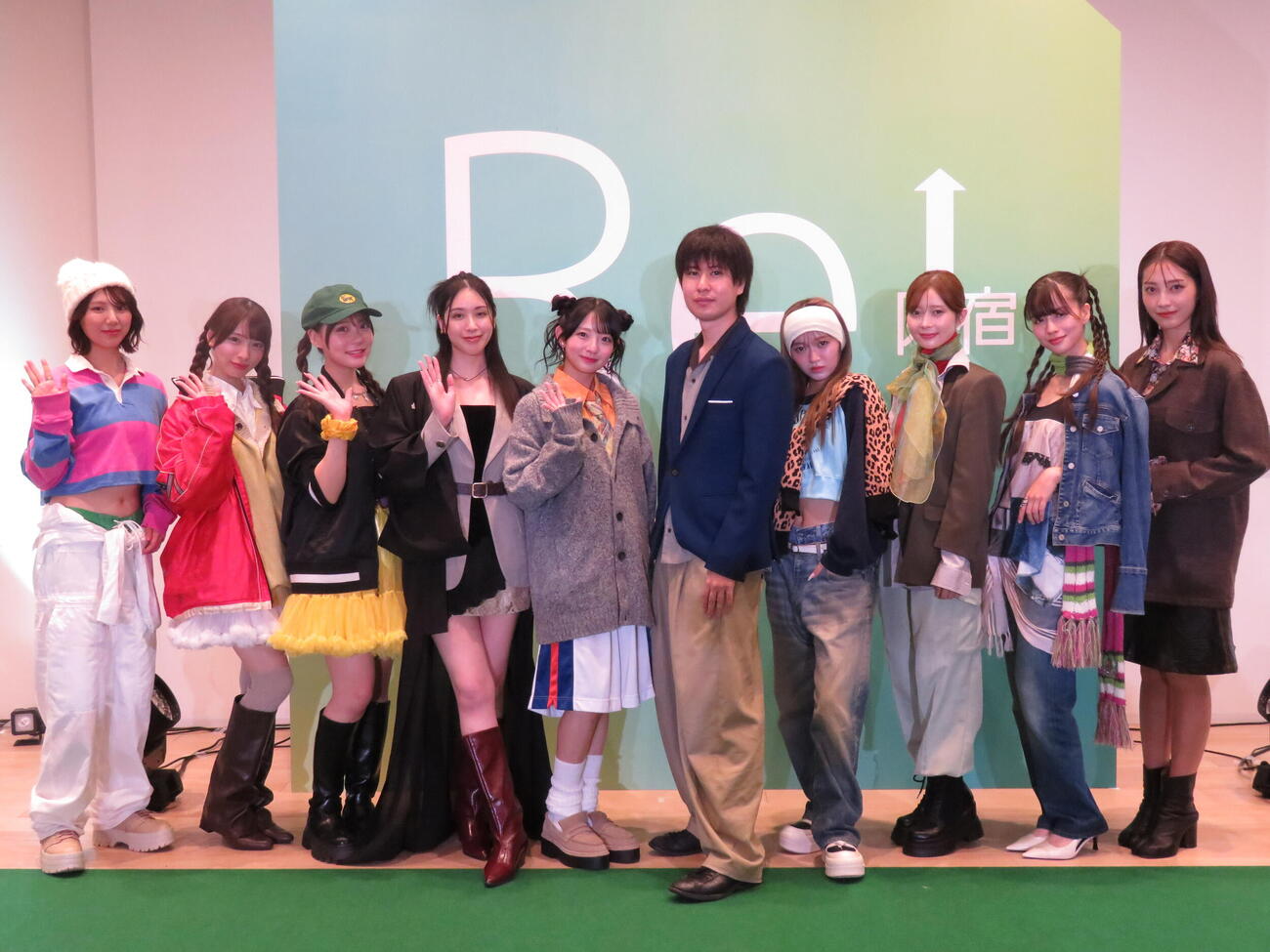 チャリティー型ファッションショー「Re：Collection Harajuku」に出演した、左から菅原茉椰、久保怜音、小浜菜摘、下山千晶、山下うみ、わっきゃい、松本玲奈、松川星、秋本レイラニ、福田ルミカ（撮影・村上幸将）