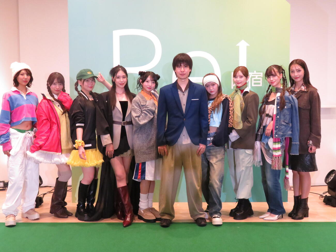 チャリティー型ファッションショー「Re：Collection Harajuku」に出演した、左から菅原茉椰、久保怜音、小浜菜摘、下山千晶、山下うみ、わっきゃい、松本玲奈、松川星、秋本レイラニ、福田ルミカ（撮影・村上幸将）