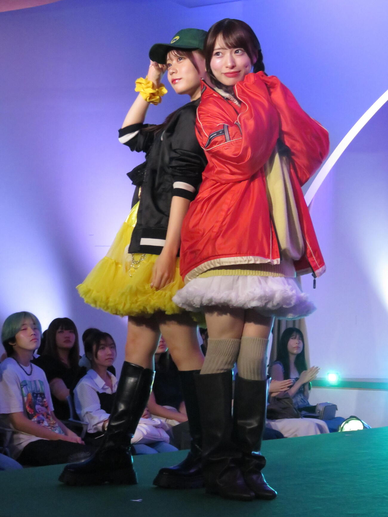 チャリティー型ファッションショー「Re：Collection Harajuku」に出演した小浜菜摘（左）と久保怜音（撮影・村上幸将）