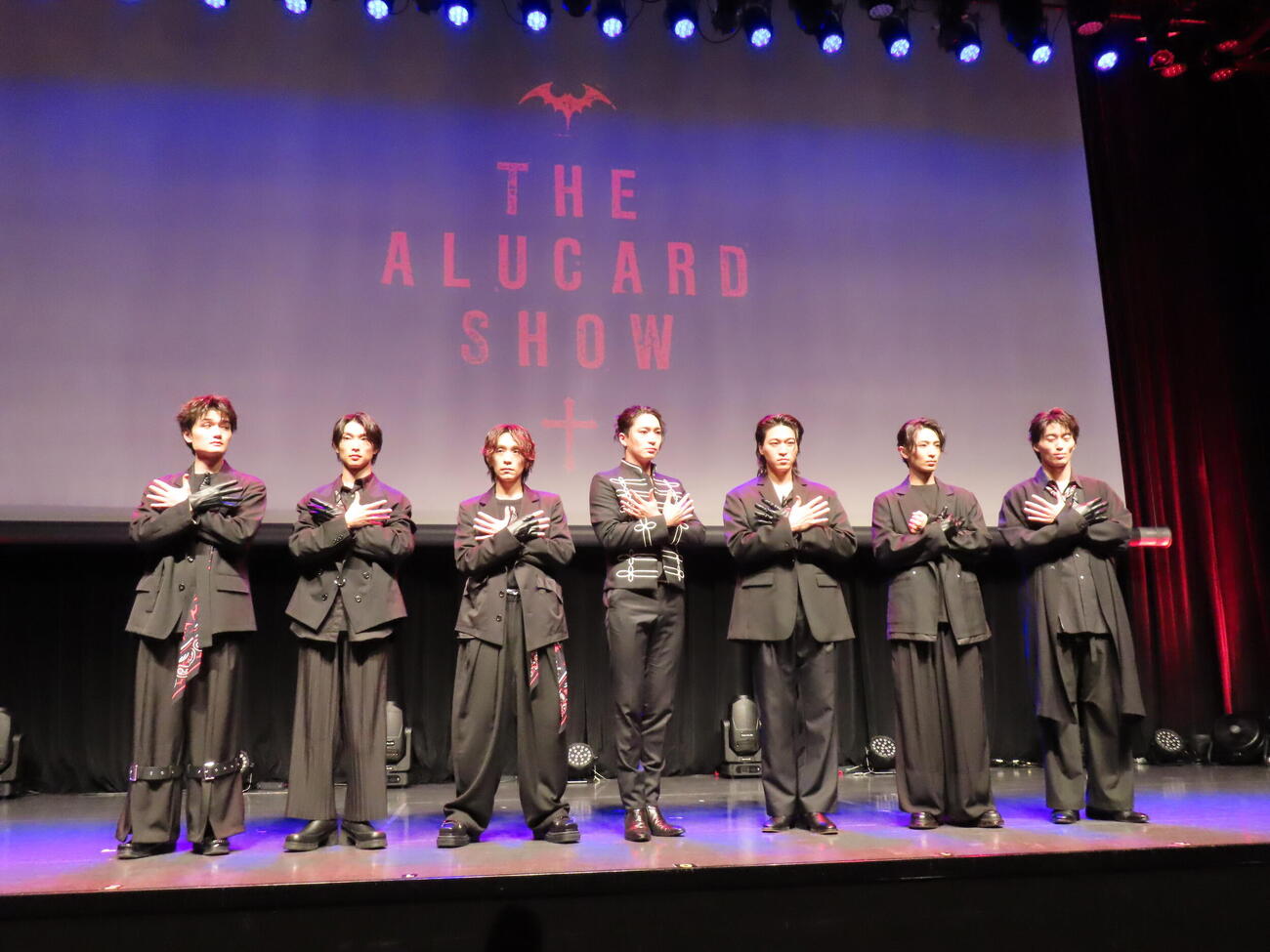 「THE ALUCARD SHOW」制作発表に出席した、左から瀧澤翼、滝澤諒、平間壮一、松下優也、SANTA、赤名竜乃介、山野光（撮影・鎌田良美）