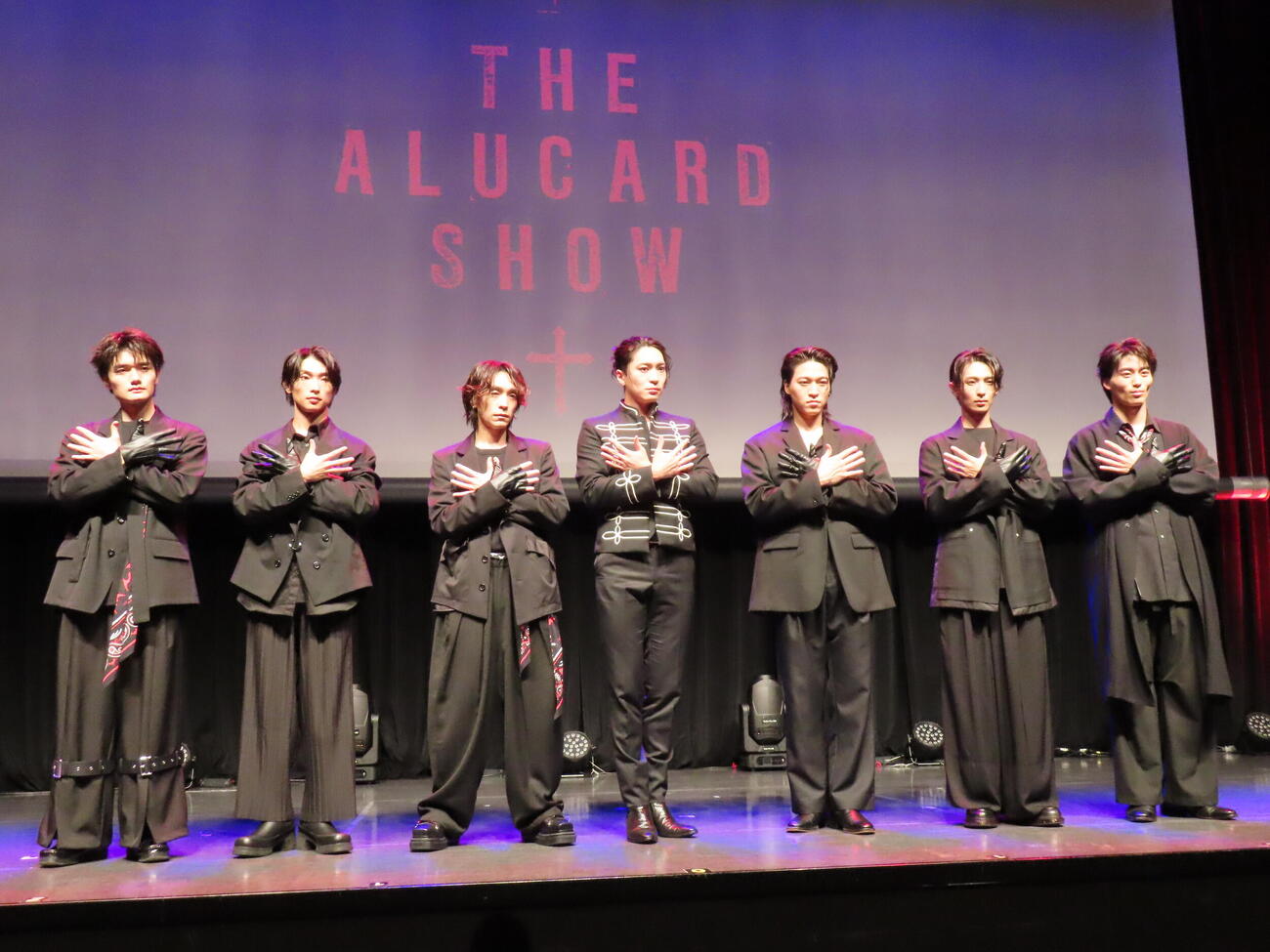 「THE ALUCARD SHOW」制作発表に出席した、左から瀧澤翼、滝澤諒、平間壮一、松下優也、SANTA、赤名竜乃介、山野光（撮影・鎌田良美）