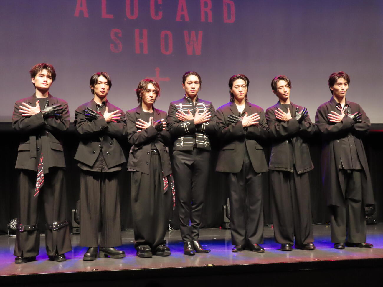 「THE ALUCARD SHOW」制作発表に出席した、左から瀧澤翼、滝澤諒、平間壮一、松下優也、SANTA、赤名竜乃介、山野光（撮影・鎌田良美）