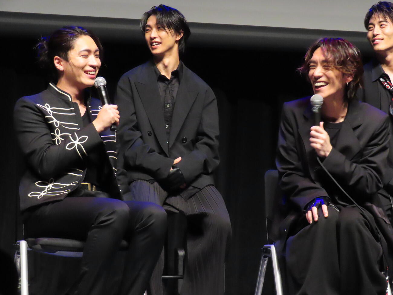 「THE ALUCARD SHOW」制作発表に出席した松下優也（前列左）と平間壮一（同右）（撮影・鎌田良美）